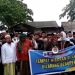 Tampak sejumlah tokoh agama dan warga masyarakat turun bersama-sama mengawal aparat menertibkan Warem dan tempat hiburan liar di kawasan Pulomanuk dan Cipanengah Desa Darmasari, Bayah, Kamis (3/2)