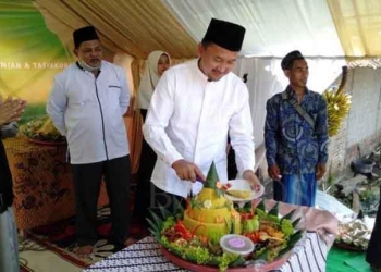 Pemotongan tumpeng oleh Wakil Bupati Lebak saat peresmian Mushola Al-Karim di Kampung Sawah Desa Pagelaran Kecamatan Malingping, Minggu (20/3).