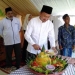 Pemotongan tumpeng oleh Wakil Bupati Lebak saat peresmian Mushola Al-Karim di Kampung Sawah Desa Pagelaran Kecamatan Malingping, Minggu (20/3).