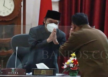 Sekda Banten Al Muktabar  menggantikan  Gubernur Banten WH pada rapat paripurna DPRD Banten.