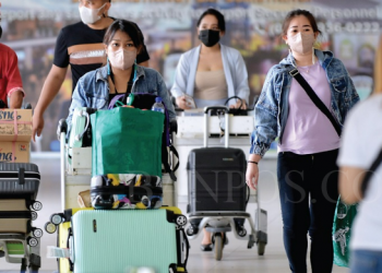 Calon penumpang pesawat membawa barang bawaan di Terminal Domestik Bandara Internasional I Gusti Ngurah Rai, Badung, Bali, kemarin.