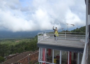 Para pengunjung D’Ald Coffee saat menikmati keindahan alam di atas Gunung Karang