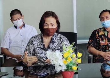 Kajari Cilegon Ely Kusumastuti didampingi para Kasi Kejari Cilegon saat konferensi pers di Kantor Kejari Cilegon, Jumat (11/3). LUKMAN HAPIDIN/BANTEN POS