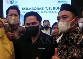 Tampak Kepala Desa Bayah Timur Kecamatan Bayah, Rafik Rakhmat Taufik berpoto bersama saat usai menerima bantuan Program TJSL dari Kementrian BUMN di Jakarta. Senin (14/03).