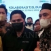 Tampak Kepala Desa Bayah Timur Kecamatan Bayah, Rafik Rakhmat Taufik berpoto bersama saat usai menerima bantuan Program TJSL dari Kementrian BUMN di Jakarta. Senin (14/03).