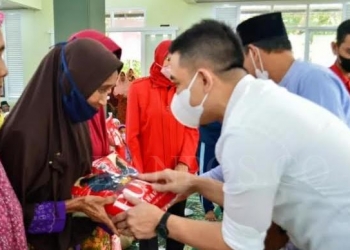 Anggota DPR RI Mochamad Hasbi Asyidiki Jayabaya bersama tim Rumah Aspirasi MHJB, melaksanakan penyaluran beras premium untuk warga masyarakat di Kabupaten Lebak. Penyaluran beras tersebut, bantuan dari Ketua DPR RI Puan Maharani, Selasa (8/3).