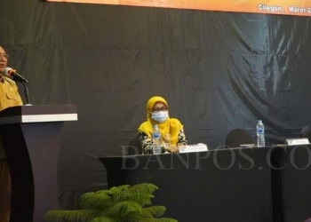 Walikota Cilegon Helldy Agustian saat membuka PUG dan pelatihan PPRG yang dilaksanakan di salah satu hotel di Kota Cilegon, Senin (7/3).LUKMAN HAPIDIN/BANTEN POS