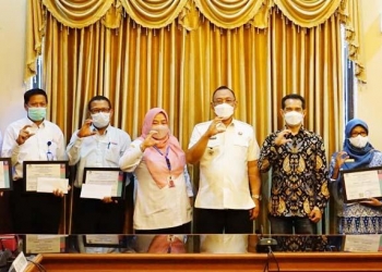 Walikota Cilegon Helldy Agustian saat menghadiri acara penyerahan penghargaan sertifikat sekolah sehat yang berlokasi di Ruang Rapat Walikota Cilegon, Rabu (9/3). LUKMAN HAPIDIN/BANTEN POS