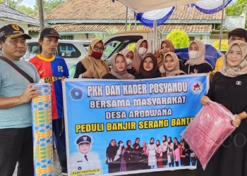 PKK dan Kader Posyandu Desa Argawana Berikan Bantuan Untuk Korban Banjir di Kota Serang