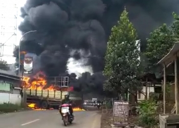 Tersangkut Kabel Listrik, Truk Tronton Bermuatan Styrofoam Terbakar di Jalan Raya Pandeglang