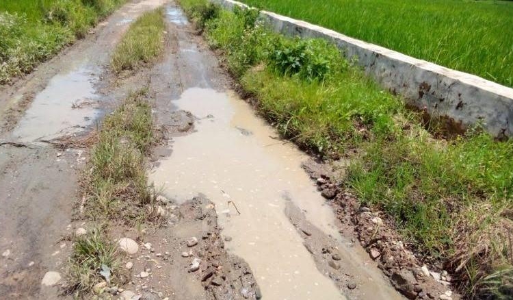 Jalan Poros Lintas Kecamatan di Sajira Mekar Kondisinya Rusak Parah