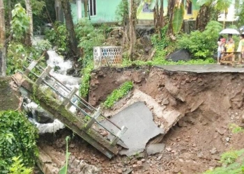 Jembatan di Kampung Kadu Jangkung RT 02 RW 03, Desa Ramea, Kecamatan Mandalawangi, Kabupaten Pandeglang, ambruk, sekitar pukul 08.36 WIB, Selasa (1/3). (DOKUMEN/SATELIT NEWS)