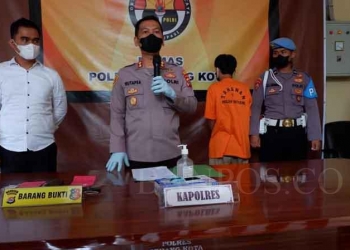 Kapolres Serang Kota, AKBP Maruli Ahiles Hutapea, saat melakukan konferensi pers penangkapan pelaku pencuri mobil di Mapolres Serang Kota, Senin (21/3).