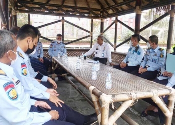 Kakanwil Kemenkumham Banten Tejo Harwanto saat memberikan arahan kepada para pejabat Lapas Cilegon, Rabu (9/3). LUKMAN HAPIDIN/BANTEN POS