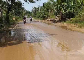 Tampak ruas jalan raya Malingping Bayah yang terselimuti limbah cucian pasir kuarsa dari perusahaan tambang pasir PT Adnin di Panyaungan Kecamatan Cihara. Keberadaan ini membuat jalan licin dan membahayakan, tepatnya di Jalan Raya Malingping-Bayah Kampung Warung Gunung Desa Panyaungan, Cihara. Minggu (20/3).
