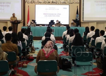 Penyerahan SK CPNS dari Lulusan PKN STAN bertempat di Ruang Blandongan, Balaikota Tangerang Selatan, Senin (14/3). ISTIMEWA