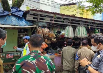 PKL di Pasar Rangkasbitung saat akan ditertibkan oleh aparat gabungan Pemkab Lebak.