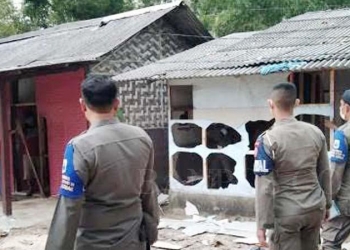 Setelah meredam massa aksi, aparat gabungan akhirnya membongkar warung-warung di Pulomanuk Kecamatan Bayah yang diduga ajang maksiat, namun pembongkaran terlihat hanya oleh beberapa aparat dan dilaporkan yang dibongkar cuma sebagian. Kamis (10/3).