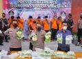 Kabid Humas Polda Banten Kombes Pol Shinto Shilitonga beserta jajaran menunjukkan barang bukti saat kegiatan ungkap kasus penyelundupan sabu sebanyak 23 kilogram saat dirilis di Mapolda Banten, Kota Serang, Rabu (9/3). Sabu yang berasal dari Sumatera tersebut akan diedarkan di Pulau Jawa melalui jalur laut, namun belum sempat diedarkan aparat kepolisian berhasil membekuk tujuh orang tersangka.