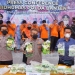 Kabid Humas Polda Banten Kombes Pol Shinto Shilitonga beserta jajaran menunjukkan barang bukti saat kegiatan ungkap kasus penyelundupan sabu sebanyak 23 kilogram saat dirilis di Mapolda Banten, Kota Serang, Rabu (9/3). Sabu yang berasal dari Sumatera tersebut akan diedarkan di Pulau Jawa melalui jalur laut, namun belum sempat diedarkan aparat kepolisian berhasil membekuk tujuh orang tersangka.