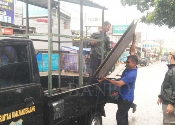 PENERTIBAN–Sejumlah petugas Pol PP dan Muspika Labuan, sedang menertibkan PKL yang berjualan di sekitar eks Puskesmas Labuan, Senin (7/3). (ISTIMEWA)