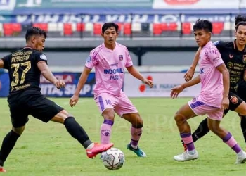 Laga Persita Tangerang vs PSIS Semarang, Minggu (20/3). FOTO: ISTIMEWA
