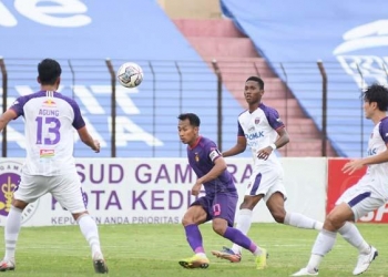 Laga Persik Kediri kontra Persita Tangerang dalam putaran pertama BRI Liga 1 muisim 2021-2022.