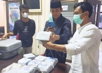 Kapolres Pandeglang, AKBP Belny Warlansyah (pakai peci hitam), sedang memeriksa barang bukti baru jenis sabu dan ekstasi, di Mapolres Pandeglang. (ISTIMEWA)