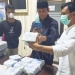 Kapolres Pandeglang, AKBP Belny Warlansyah (pakai peci hitam), sedang memeriksa barang bukti baru jenis sabu dan ekstasi, di Mapolres Pandeglang. (ISTIMEWA)