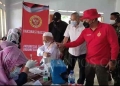 Kabinda Banten, Brigjen Pol Hilman saat mendampingi Pimpinan Ponpes Al-Qur’an Al-Khoziny, K.H Khozinul Abror vaksinasi.
