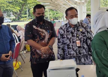 Sekda Kota Cilegon Maman Mauludin saat meninjau Gebyar Vaksin Bersama Walikota Cilegon dan Banten Pos di Alun-alun Kota Cilegon, Kamis (24/3).