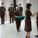 Kajari Cilegon Ely Kusumastuti saat memimpin serah terima jabatan Kasi Datun di Aula Kejari Kota Cilegon, Senin (7/3). LUKMAN HAPIDIN/BANTEN POS