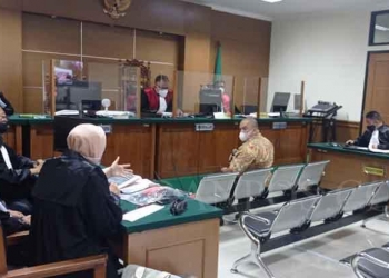 Suasana sidang kasus OTT BPN Lebak di PN Tipikor Serang dengan agenda mendengarkan keterangan saksi-saksi. Tampak di gambar, saksi, Moch Ojat Sudrajat, saat menyampaikan kronologis penyuapan.