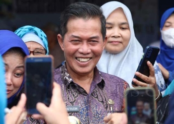 Syafrudin berfoto bersama warga Serang Hijau usai bersilaturahmi.