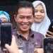 Syafrudin berfoto bersama warga Serang Hijau usai bersilaturahmi.