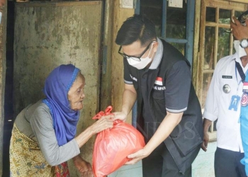 Wakil Bupati Pandeglang, Tanto Warsono Arban saat menyerhakan bantuan.