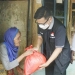 Wakil Bupati Pandeglang, Tanto Warsono Arban saat menyerhakan bantuan.
