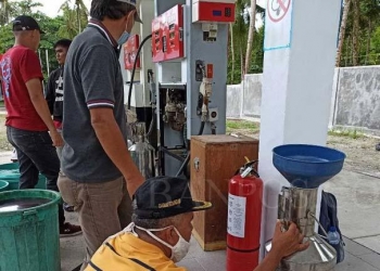 Petugas sedang melakukan pengawasan tera atau tera ulang, di salah satu SPBU. (ISTIMEWA)