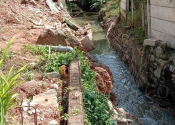 Aliran sungai di dekat Perumahan Puri Permai, Desa Pematang, Kecamatan Tigaraksa, yang ambrol. (ISTIMEWA)