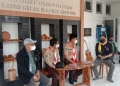 Kaprodi Ilmu Komunikasi Universitas Mathla'ul Anwar (Unma) Banten bertukar cindera mata dengan Kalapas Rangkasbitung Budi Ruswanto di loby PTSP Lapas. Rabu (30/3).