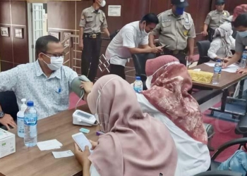 Sejumlah anggpta DPRD Kota Serang mendapatkan vaksin booster.