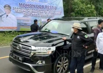 Tampak Gubernur Banten Wahidin Halim saat meninjau lahan bakal RSUD Cilograng beberapa waktu lalu.