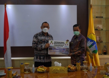 Walikota Cilegon, Helldy Agustian (kiri), saat menyerahkan donasi bantuan bencana banjir dari para ASN Kota Cilegon, ke Pemkot Serang yang diterima langsung oleh Walikota Serang, Syafrudin, diruang kerjanya, kantor Walikota Serang, Jum’at (18/3). DZIKI OKTOMAULIYADI / BANTEN POS