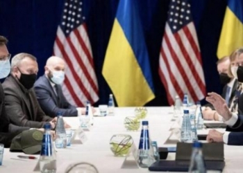 Pertemuan antara Presiden AS Joe Biden (kanan) dan menteri Ukraina di Warsawa, Polandia, Sabtu (26/3). (Foto: AFP via Straits Times)