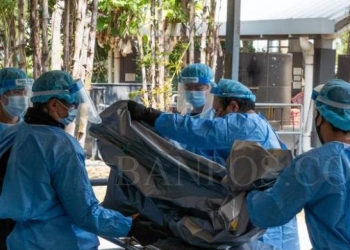 ekerja memindahkan mayat orang yang meninggal di kamar mayat di Hong Kong, 4 Maret 2022. (Foto Bloomberg/Bertha Wang)
