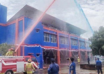 DPKP Kota Cilegon melakukan pertunjukan saat memperingati HUT Ke-103 di Kantor Damkar, Selasa (8/3). LUKMAN HAPIDIN/BANTEN POS