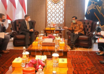 Dubes Inggeris Owen Jenkins (kiri) bersama Menteri Yasonna Laoly, Selasa (15/3).