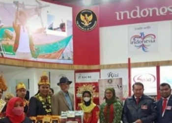 Dubes Lutfi rauf (keenam kanan) berpose di depan stand milik Indonesia, Kamis (24/3). (Foto: KBRI Kairo)