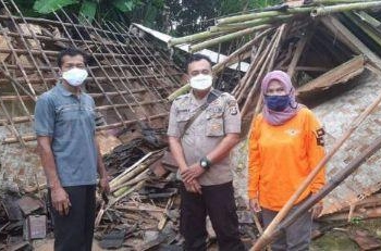 Akibat goncangan Gempa, salah satu rumah warga di Kampung Juruh Desa Bojongjuruh Kecamatan Banjarsari mengalami ambruk