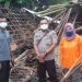 Akibat goncangan Gempa, salah satu rumah warga di Kampung Juruh Desa Bojongjuruh Kecamatan Banjarsari mengalami ambruk